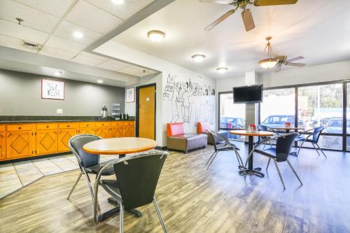 Restaurant, OYO Townhouse Inn Jacksonville near Little Rock Air Force Base in Jacksonville (AR) Restaurant, OYO Townhouse Inn Jacksonville near Little Rock Air Force Base in Jacksonville (AR)