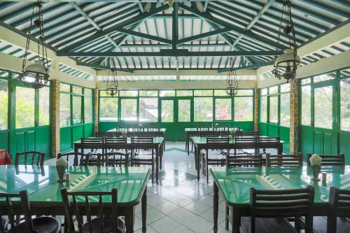 레스토랑, SUPER OYO 1959 Penginapan Kepurun Pawana Indonesia in 칼리우랑 레스토랑, SUPER OYO 1959 Penginapan Kepurun Pawana Indonesia in 칼리우랑