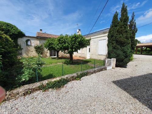 Фасада на хотела, Domaine de La Garde in Saint-Germain-de-la-Riviere Фасада на хотела, Domaine de La Garde in Saint-Germain-de-la-Riviere