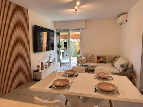 Shared lounge/TV area, Coco Locco VIP - Proche centre Nice in Ventabrun Shared lounge/TV area, Coco Locco VIP - Proche centre Nice in Ventabrun