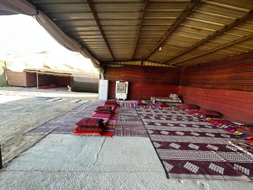Krevet, Khan Yaelim in Arad Krevet, Khan Yaelim in Arad