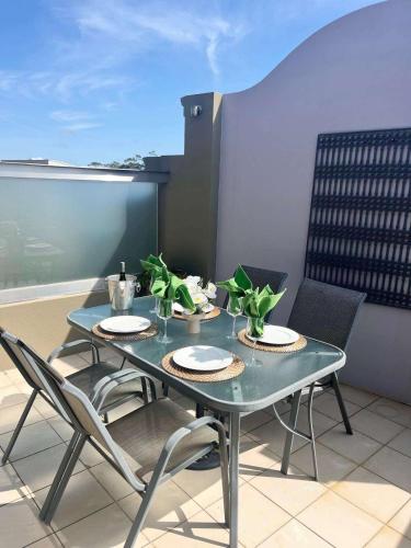 Balcony/terrace, Luxe 2BR 2 Bath with Terrace, secure Parking, 200m from Sydney Metro in North Shore Balcony/terrace, Luxe 2BR 2 Bath with Terrace, secure Parking, 200m from Sydney Metro in North Shore