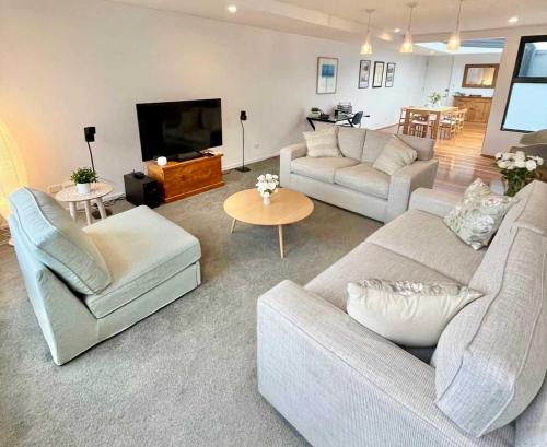 Luxe 2BR 2 Bath with Terrace, secure Parking, 200m from Sydney Metro in North Shore Luxe 2BR 2 Bath with Terrace, secure Parking, 200m from Sydney Metro in North Shore