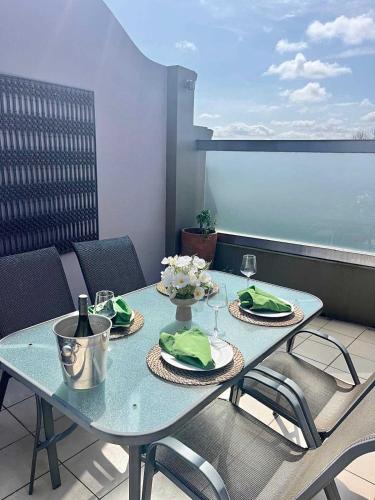 Balcony/terrace, Luxe 2BR 2 Bath with Terrace, secure Parking, 200m from Sydney Metro in North Shore Balcony/terrace, Luxe 2BR 2 Bath with Terrace, secure Parking, 200m from Sydney Metro in North Shore