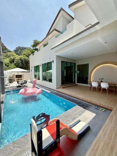 Swimming pool, LYL EvenHill Private Pool-18-23pax 5BR near Nam Thean Tong Temple Swimming pool, LYL EvenHill Private Pool-18-23pax 5BR near Nam Thean Tong Temple