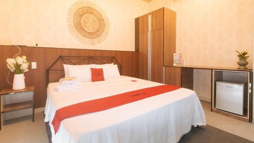 RedDoorz Premium @ Regency Sunset Hotel near Fields Ave RedDoorz Premium @ Regency Sunset Hotel near Fields Ave