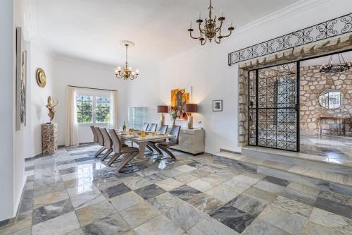 Luxury villa with tennis & pool in Vista Verde Luxury villa with tennis & pool in Vista Verde