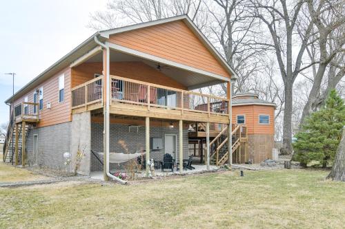 6 Mi to Dtwn Pella Riverfront Cabin with Game Room! in Пелла (Айова ) 6 Mi to Dtwn Pella Riverfront Cabin with Game Room! in Пелла (Айова )