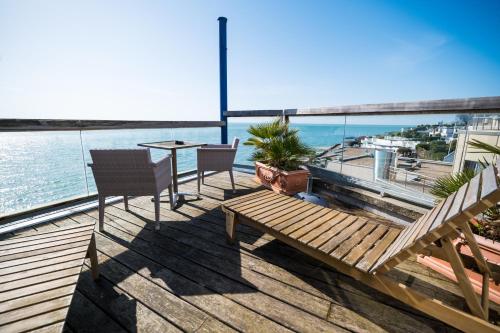 Balcony/terrace, LOGIS HOTEL - La Petite Rade in Sainte-Adresse Balcony/terrace, LOGIS HOTEL - La Petite Rade in Sainte-Adresse