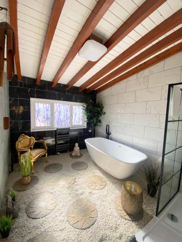Kaoglen Zen-Feature Bath-Dunkeld-Route 500 in كيركميشيل Kaoglen Zen-Feature Bath-Dunkeld-Route 500 in كيركميشيل