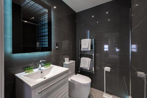 Bathroom, Nell Gwynn House in Kensington and Chelsea Bathroom, Nell Gwynn House in Kensington and Chelsea