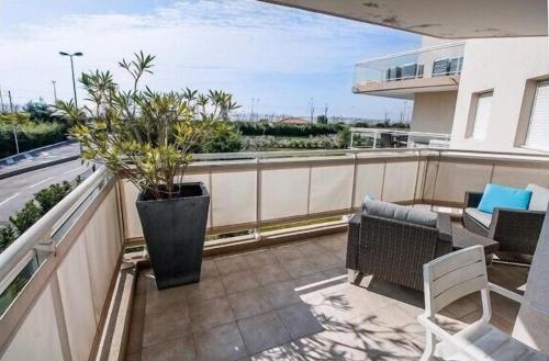 Charmant Appartement de 66m4 a 50m de la plage de Juan-les-Pins in Le Fournel Charmant Appartement de 66m4 a 50m de la plage de Juan-les-Pins in Le Fournel