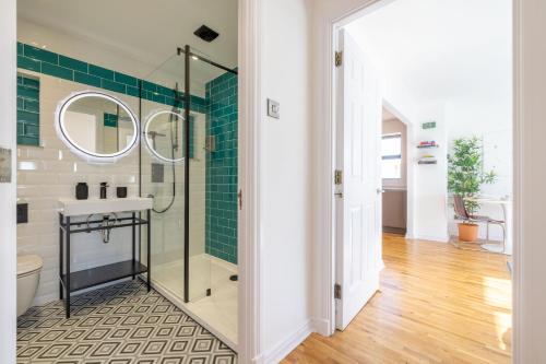 City Centre 1BR Apartment with Free Parking in Sailortown City Centre 1BR Apartment with Free Parking in Sailortown