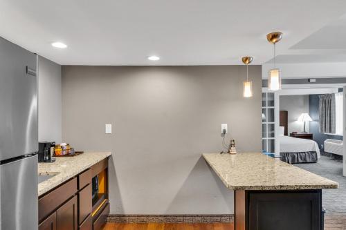 Kitchen, Eastlake Suites Hotel & Conference Center By OYO Urbana in Urbana (IL) Kitchen, Eastlake Suites Hotel & Conference Center By OYO Urbana in Urbana (IL)
