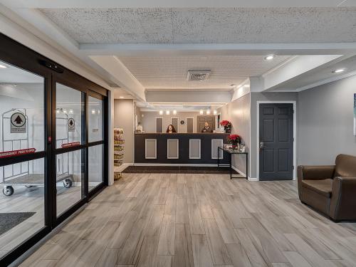 Lobby, Eastlake Suites Hotel & Conference Center By OYO Urbana in Urbana (IL) Lobby, Eastlake Suites Hotel & Conference Center By OYO Urbana in Urbana (IL)