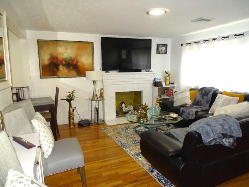 Comfortable and Convenient 3 Bed Home in Randolph Comfortable and Convenient 3 Bed Home in Randolph