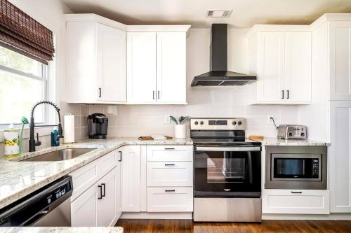 Facilities, Modern 5BR Near West Midtown - Fire Pit - Pet Friendly in Knight Park-Howell Station Facilities, Modern 5BR Near West Midtown - Fire Pit - Pet Friendly in Knight Park-Howell Station