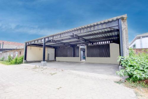 Entrada, SPOT ON 93245 Guest House Mulia Dua Syariah in Klaten Entrada, SPOT ON 93245 Guest House Mulia Dua Syariah in Klaten