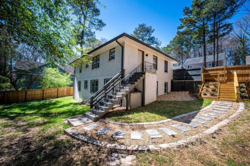 Exterior view, Modern 5BR Near West Midtown - Fire Pit - Pet Friendly in Knight Park-Howell Station Exterior view, Modern 5BR Near West Midtown - Fire Pit - Pet Friendly in Knight Park-Howell Station