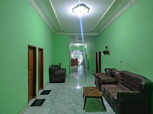 로비, OYO 93411 Syariah Hotel Tomborang in 마무주 로비, OYO 93411 Syariah Hotel Tomborang in 마무주