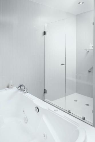 Bathroom, Renaissance Caracas La Castellana Hotel in Caracas Bathroom, Renaissance Caracas La Castellana Hotel in Caracas