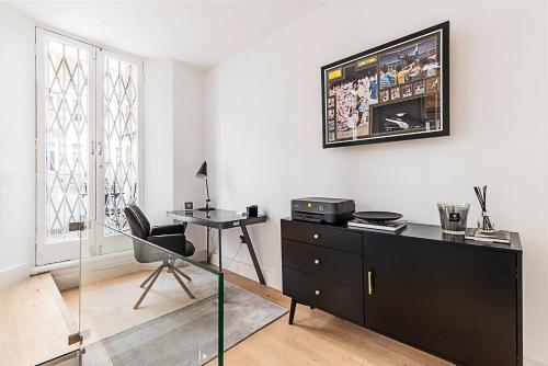Elegant South Kensington Retreat with Outdoor Spaces in Kensington and Chelsea Elegant South Kensington Retreat with Outdoor Spaces in Kensington and Chelsea