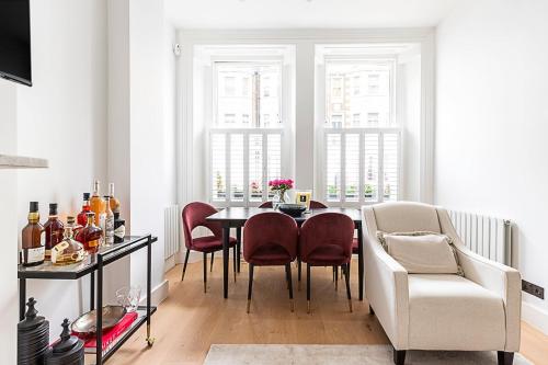 Elegant South Kensington Retreat with Outdoor Spaces in Kensington and Chelsea Elegant South Kensington Retreat with Outdoor Spaces in Kensington and Chelsea