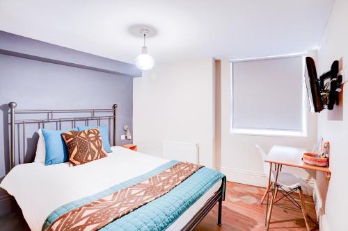 Guestroom, Peckham Rooms Hotel by Belvilla in Greater London South East Guestroom, Peckham Rooms Hotel by Belvilla in Greater London South East