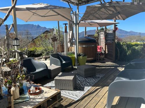 Pezsgőfürdő, Bienvenue dans notre Tiny House le Roscoland sur notre etablissement professionnel a La Marc'Quize a in Mouxy Pezsgőfürdő, Bienvenue dans notre Tiny House le Roscoland sur notre etablissement professionnel a La Marc'Quize a in Mouxy