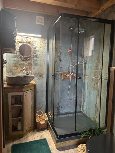 Bienvenue dans notre Tiny House le Roscoland sur notre etablissement professionnel a La Marc'Quize a in Mouxy Bienvenue dans notre Tiny House le Roscoland sur notre etablissement professionnel a La Marc'Quize a in Mouxy