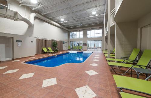 مسبح, Hotel & Suites Le Dauphin Drummondville in Drummondville مسبح, Hotel & Suites Le Dauphin Drummondville in Drummondville