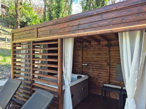 Open air bath, B&B Colle di Terria Country House in Contigliano Open air bath, B&B Colle di Terria Country House in Contigliano