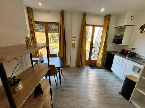 Cocina, Le Salon Doré Apartment (Le Salon Dore Apartment) in Montbeliard Cocina, Le Salon Doré Apartment (Le Salon Dore Apartment) in Montbeliard