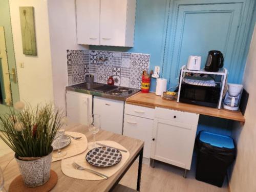 Le Petit Méditerranéen (Le Petit Mediterraneen) in Пероль Le Petit Méditerranéen (Le Petit Mediterraneen) in Пероль