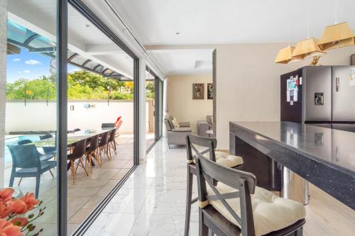 شرفة/ تراس, Balaclava Star, luxury 5BR villa with pool by IHR in بالاكلاف شرفة/ تراس, Balaclava Star, luxury 5BR villa with pool by IHR in بالاكلاف