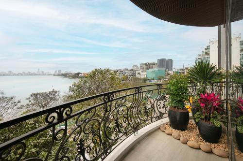 Balcony/terrace, Westlake Pearl Suites & Spa 70 Xuan Dieu - By Pegasy Group in Tay Ho District Balcony/terrace, Westlake Pearl Suites & Spa 70 Xuan Dieu - By Pegasy Group in Tay Ho District
