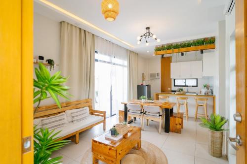 Facilities, Bali-inspired Villa with Jacuzzi by Pallet Homes in Villa Arevalo Facilities, Bali-inspired Villa with Jacuzzi by Pallet Homes in Villa Arevalo