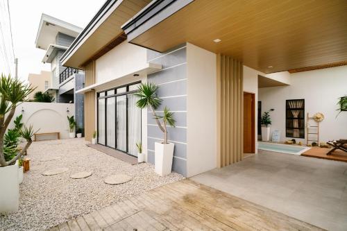 Garden, Bali-inspired Villa with Jacuzzi by Pallet Homes in Villa Arevalo Garden, Bali-inspired Villa with Jacuzzi by Pallet Homes in Villa Arevalo