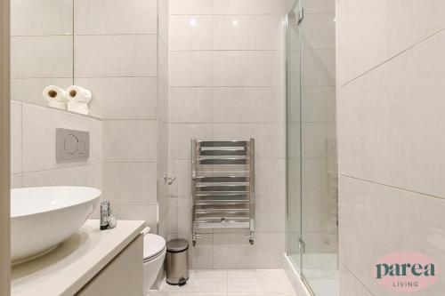 Bathroom, New! Stylish 2-Bed Getaway Near South Kensington in Kensington and Chelsea Bathroom, New! Stylish 2-Bed Getaway Near South Kensington in Kensington and Chelsea