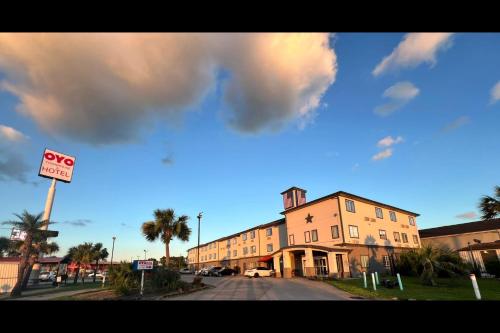 入口, OYO Townhouse Sulphur, LA Extended Stay in 路易斯安那州薩爾弗 (LA) 入口, OYO Townhouse Sulphur, LA Extended Stay in 路易斯安那州薩爾弗 (LA)