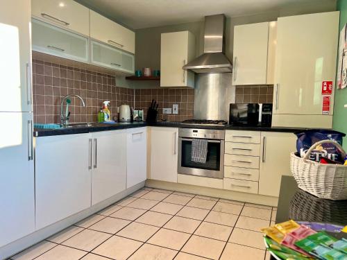 The Orchid-Central Beeston-Private Apartment-SmartTV-Free Wi-Fi-Tram-Parking in 貝斯頓中部 The Orchid-Central Beeston-Private Apartment-SmartTV-Free Wi-Fi-Tram-Parking in 貝斯頓中部