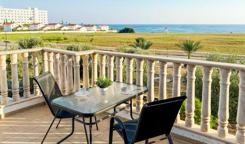 شرفة/ تراس, Beachfront Villa with Private Pool and Exotic Fruit Garden in Pyla شرفة/ تراس, Beachfront Villa with Private Pool and Exotic Fruit Garden in Pyla