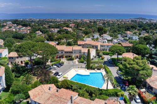 Villa in Antibes domain with tennis and pools in Maure Villa in Antibes domain with tennis and pools in Maure