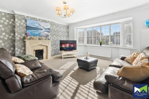 Közös társalgó / TV, Spacious, Quiet 5-Bed 2-Bath Home with Parking & Garden Near NEC & Solihull in Berkswell Közös társalgó / TV, Spacious, Quiet 5-Bed 2-Bath Home with Parking & Garden Near NEC & Solihull in Berkswell