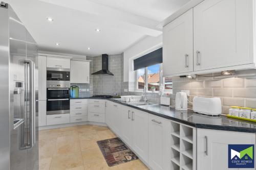 Konyha, Spacious, Quiet 5-Bed 2-Bath Home with Parking & Garden Near NEC & Solihull in Berkswell Konyha, Spacious, Quiet 5-Bed 2-Bath Home with Parking & Garden Near NEC & Solihull in Berkswell