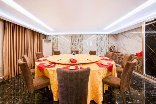 ห้องอาหาร, พาเลต เดอะ แทรเวลเลอร์ส โฮเทล แบงค็อก (Palette The Travellers Hotel Bangkok) near สถานีรถไฟฟ้าใต้ดินสุทธิสาร ห้องอาหาร, พาเลต เดอะ แทรเวลเลอร์ส โฮเทล แบงค็อก (Palette The Travellers Hotel Bangkok) near สถานีรถไฟฟ้าใต้ดินสุทธิสาร