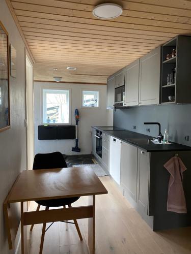 מטבח, Cosy apartment in Hósvík מטבח, Cosy apartment in Hósvík