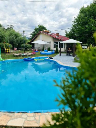 Casa din povesti in Aninișu de Vale Casa din povesti in Aninișu de Vale