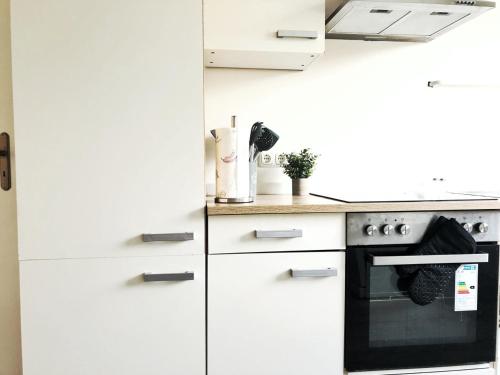 Kitchen, HolidayHome Aparments I Spaceous Room in BER-Reinickendorf, 1 Min. to Metro Station in Airport Berlin-Tegel Kitchen, HolidayHome Aparments I Spaceous Room in BER-Reinickendorf, 1 Min. to Metro Station in Airport Berlin-Tegel