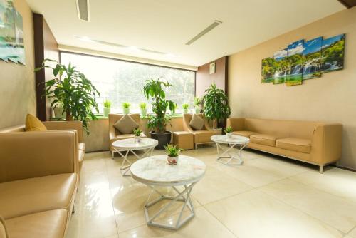 Lobby, OYO 930 Thang Long Hotel in Thanh Tri Lobby, OYO 930 Thang Long Hotel in Thanh Tri